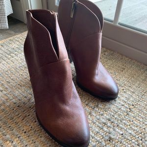 Size 7.5 Vince Camuto leather ankle boots.